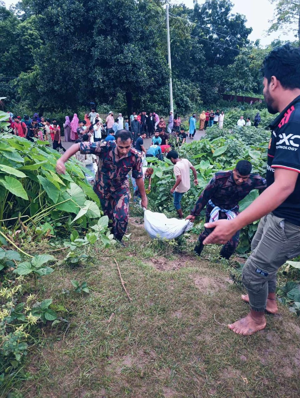 বিজিবির উদ্যোগে কুমিল্লায় বন্যাদুর্গত মানুষদের উদ্ধার ও ত্রাণসামগ্রী বিতরণ